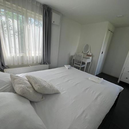 Ruime Chalet Midden In De Natuur In Lith Luaran gambar