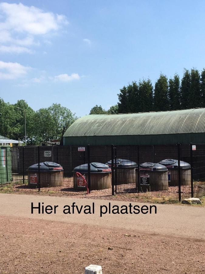 Ruime Chalet Midden In De Natuur In Lith Luaran gambar