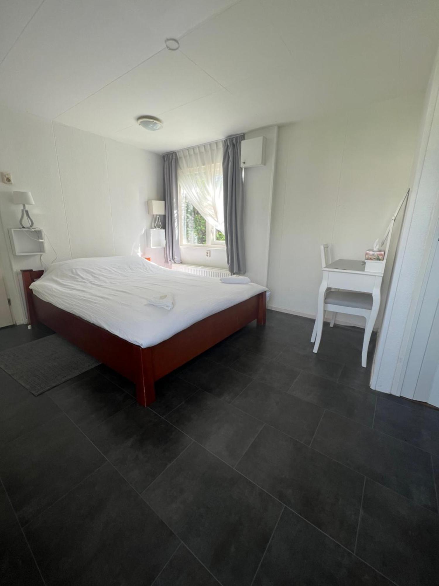 Ruime Chalet Midden In De Natuur In Lith Luaran gambar