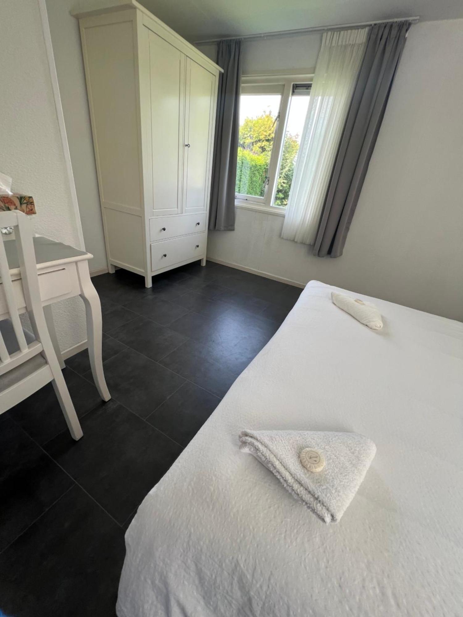 Ruime Chalet Midden In De Natuur In Lith Luaran gambar