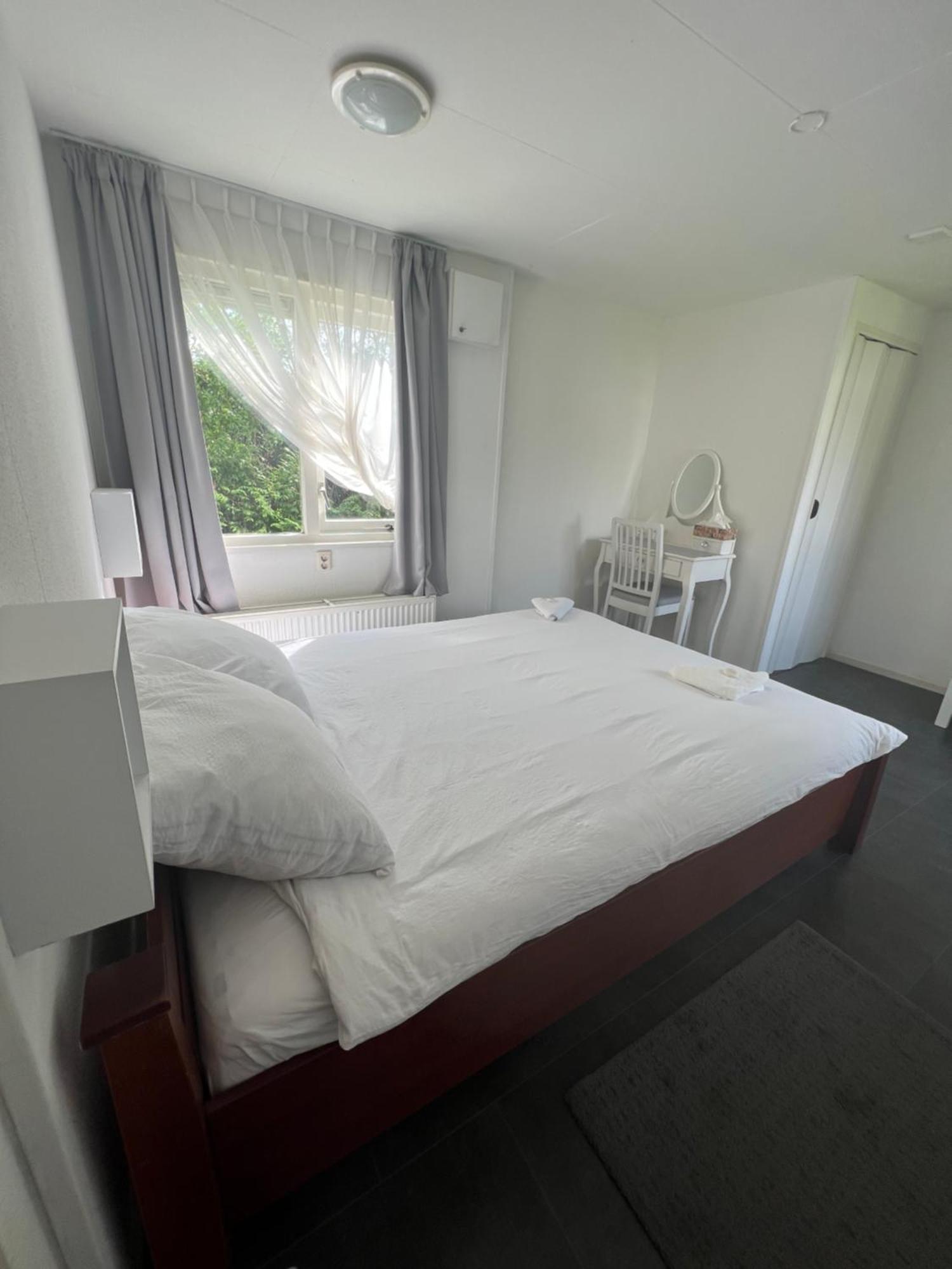 Ruime Chalet Midden In De Natuur In Lith Luaran gambar