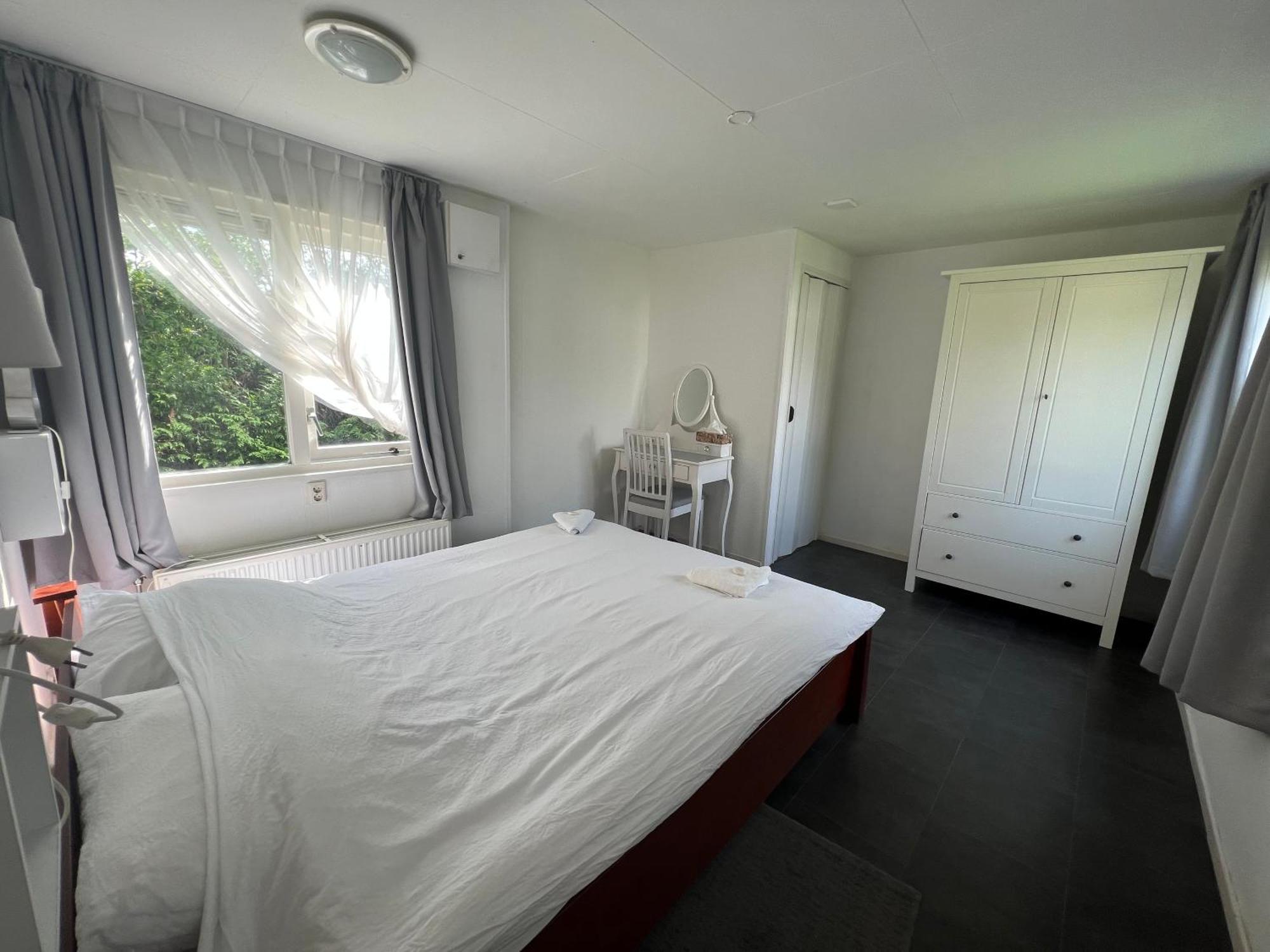 Ruime Chalet Midden In De Natuur In Lith Luaran gambar